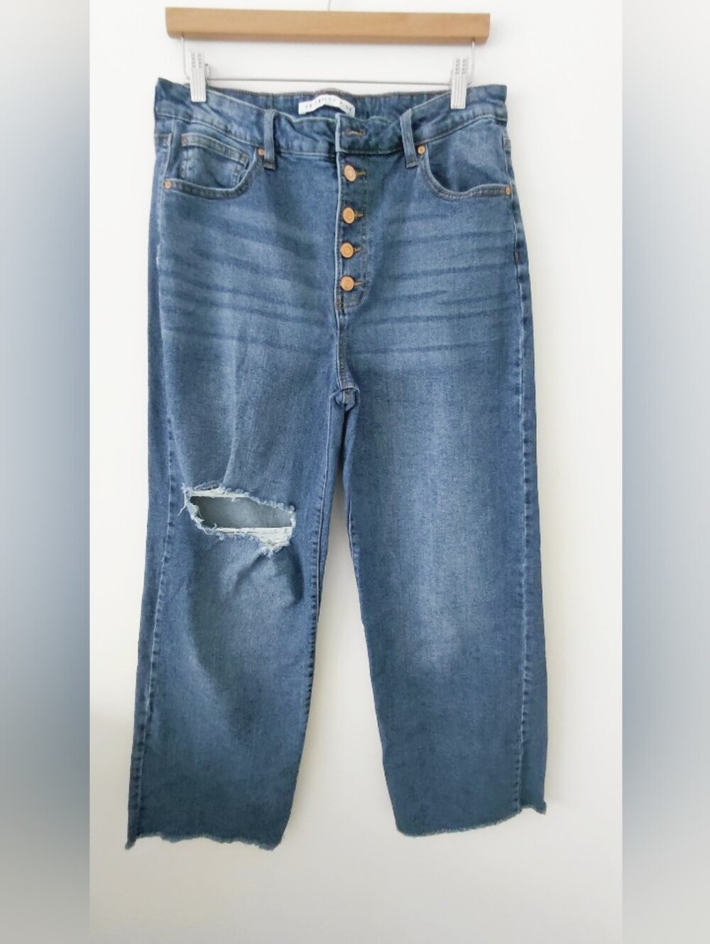 Button-Fly Distressed Cropped Women's Jeans - Blue